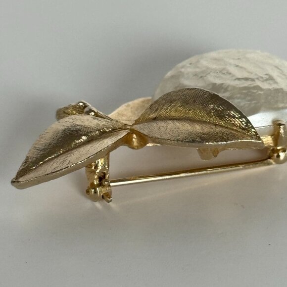 Sarah Coventry Faux Pearl Brooch Pin Baroque Vintage Gold-Tone White Flower Leaf - Picture 6 of 14
